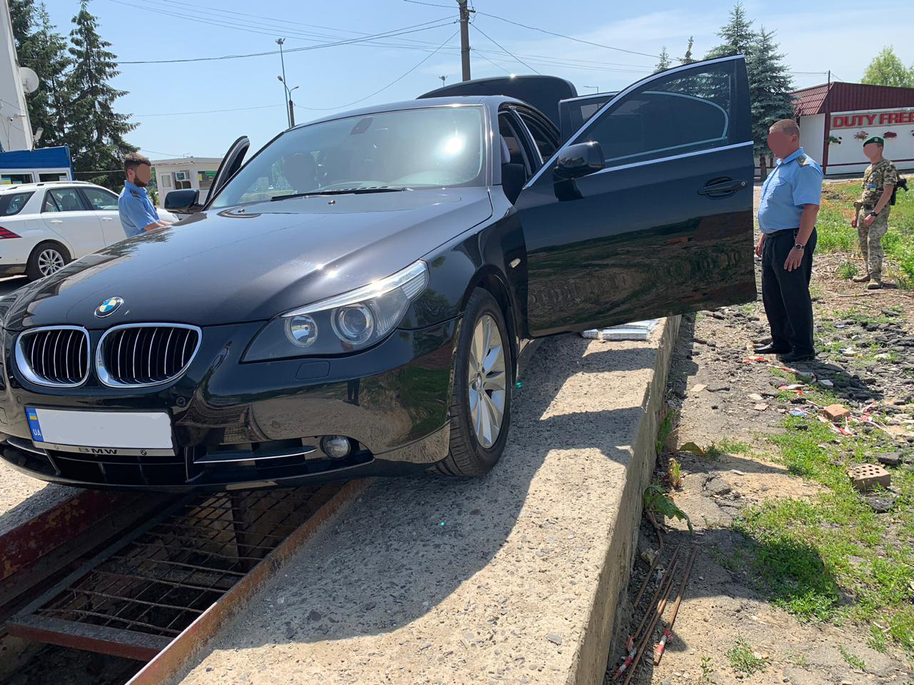 Українка «подарувала» закарпатським митникам BMW «530D» (ФОТО)