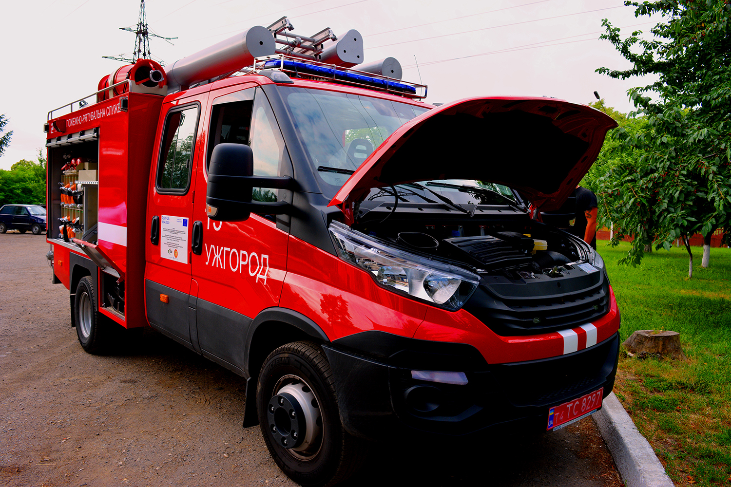 Ужгородські рятувальники отримали сучасний пожежний автомобіль за кошти Євросоюзу