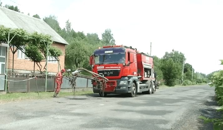 На дорогах Хустщини розпочали масштабний ямковий ремонт (ВІДЕО)