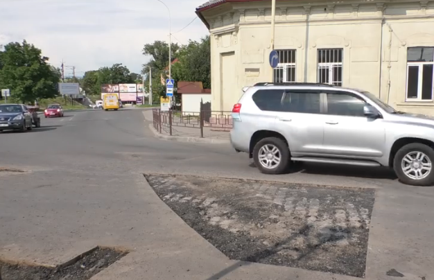 В Ужгороді на вулиці Гагаріна під час ремонту знайшли стару бруківку