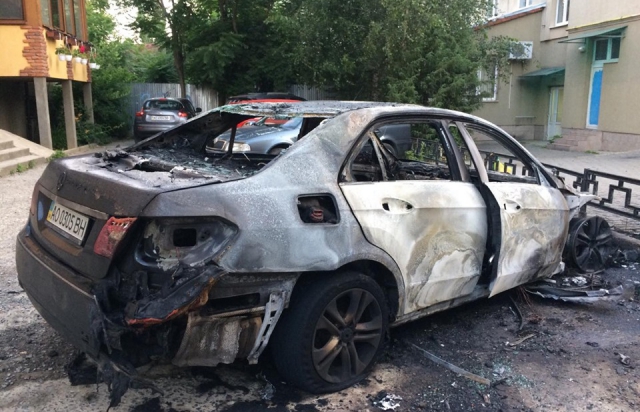 Поліція встановлює обставини підпалу автомобіля «Mercedes» в Ужгороді