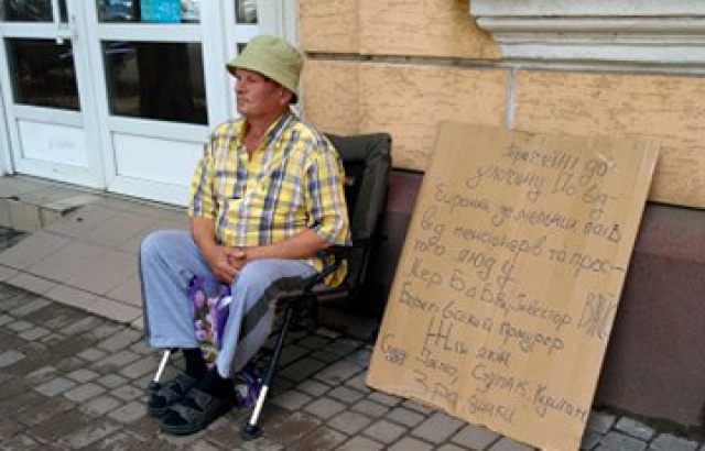 Мітинг проти дій мера: у Берегові дідусь оголосив голодування