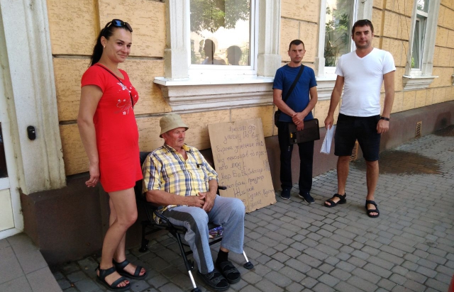 Міський голова Берегова та мітингуючий дідусь дійшли мирової