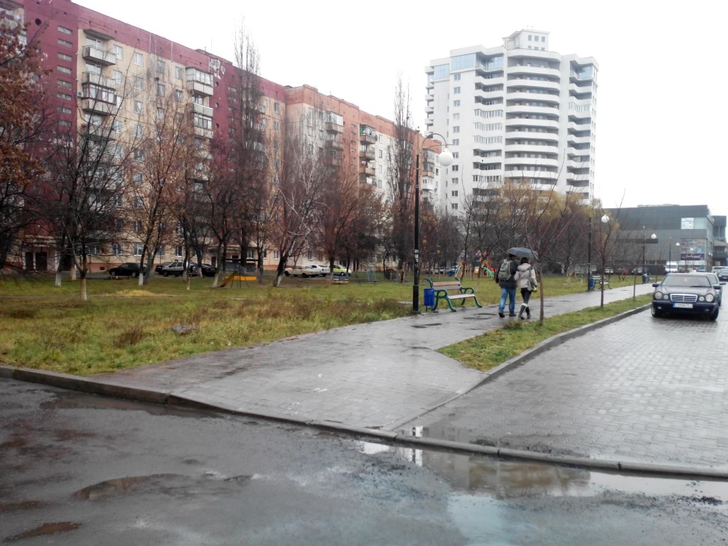 У багатоквартирному будинку Ужгорода знайдено підозрілий металевий ящик