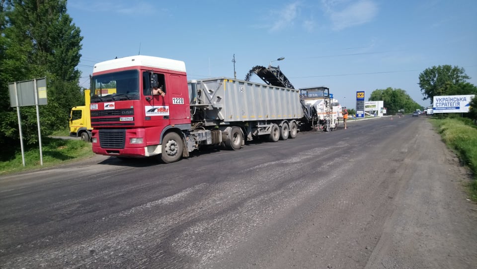 Омріяні роботи: на в'їзді до Берегова ремонтують дорогу М-24 (ФОТО)