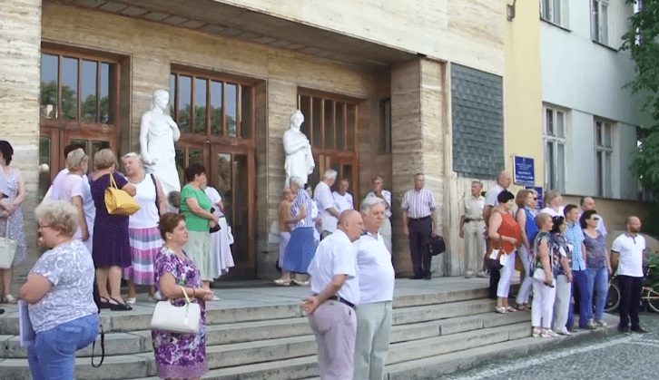 Держвиконавці знову не змогли виселити профспілки з будівлі на площі Народній (ВІДЕО)