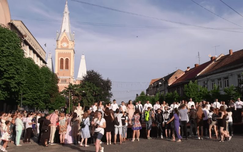 У Мукачеві пройшов традиційний парад випускників (ВІДЕО)