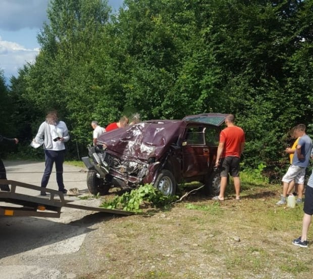 Смертельне ДТП на Хустщині: водій та пасажир загинули від зіткнення з деревом (ФОТО)