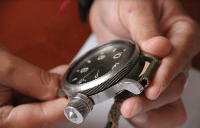 Закарпатські митники передали в краєзнавчий музей водолазний годинник з минулого століття
