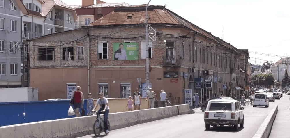 Мукачівські муніципали влаштували полювання на порушників, які розміщують агітки на деревах, парканах та стовпах (ВІДЕО)