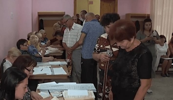 Спостерігачі вважають підозрілим активність виборців у Мукачівській ЦРЛ (ВІДЕО)