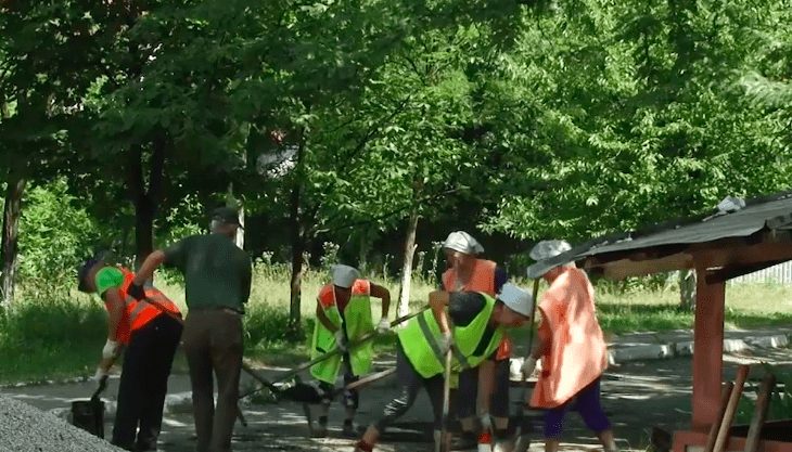 В Іршаві та селі Ільниця триває ремонт доріг (ВІДЕО)