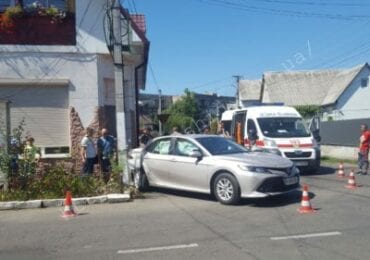 Чергове ДТП у Мукачеві: на місце аварія прибула швидка допомога (ФОТО)