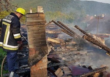 Мукачівські рятувальники розповіли подробиці пожежі в піцерії та житловому будинку (ФОТО)