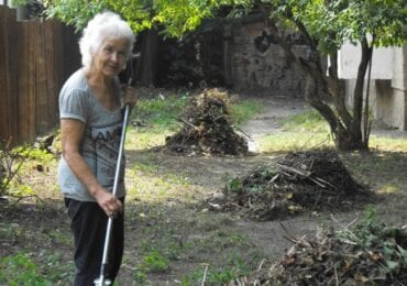 78-річна жителька багатоповерхівки не схотіла миритися з хащами в дворі та самотужки очистила подвір'я