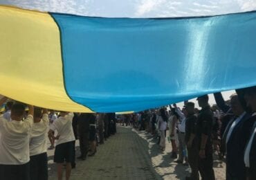 Ходою зі 100-метровим стягом відзначили День Прапора в Ужгороді