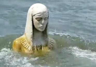 На Прикарпатті посеред річки опинилась скульптура Богородиці