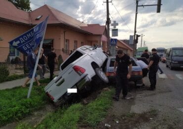 У Ракошині ДТП: позашляховик приземлився на легковушку (ФОТО)