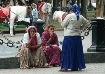 В Києві 5 жінок-ромок із Закарпаття оточили молоду дівчину і пограбували