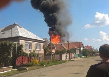 У Горонді 15 рятувальників гасять пожежі у двох будинках (ФОТО)