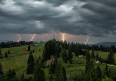 На Закарпатті під час грози блискавка вдарила неподалік туристів з Польщі - є постраждалі