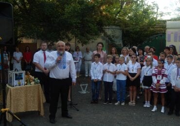 У Берегівській школі малеча відмовилась від квітів задля порятунку хворих діток (ФОТО)