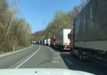 В Ужгороді на об’їзній утворилися кілометрові черги з вантажівок