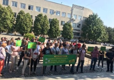 В Ужгороді мітингують працівники пологового будинку (ФОТО)