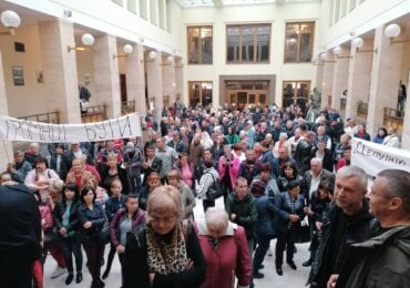 Стає гаряче: мітингувальники пішли всередину Закарпатської ОДА (ФОТО)