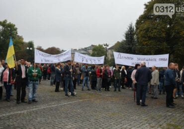 Громади Ужгородського району мітингують проти скандальних рішень облради