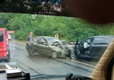 Жахливе ДТП на Мукачівщині: два авто зіткнулись лоб в лоб, є постраждалі (ФОТО)