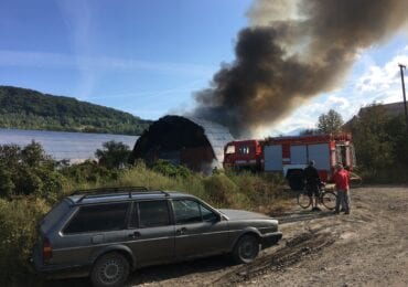 У Сваляві рятувальники ліквідували пожежу в металевому ангарі