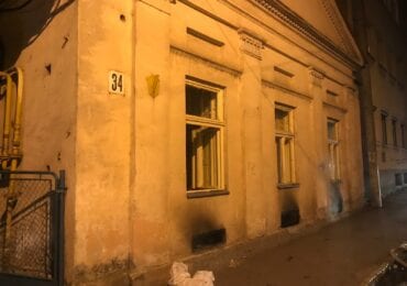 Масштабна пожежа в Ужгороді: рятувальники дістали з палаючого будинку трьох людей (ФОТО)