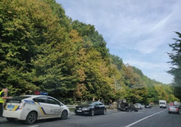 Маштабне ДТП на Ужгородщині: одна з автівок перекинулась на дах (ФОТО)