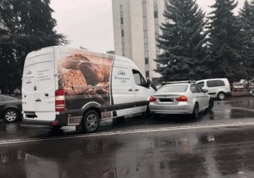 В центрі Ужгорода трапилось ДТП: не розминулись мікроавтобус і легковик (ФОТО)