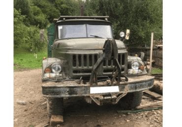 На Тячівщині п'яний водій "ЗІЛ" в'їхав у купу гравію та ледь не збив людину (ФОТО)