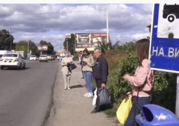 Негайного облаштування потребує небезпечна автобусна зупинка в Ужгороді (ВІДЕО)