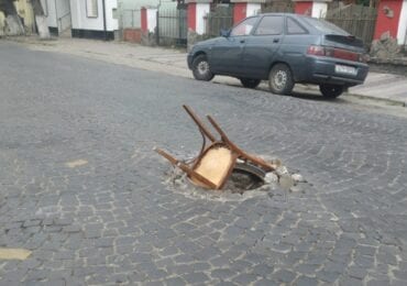 У Виноградові у люк серед дороги вставили стілець (ФОТО)