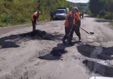 Ґумовими чоботами та лопатами: у Міжгір’ї роблять ремонт дороги аби як (ФОТО)