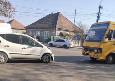 На Закарпатті автобус та легковик зіткнулися лоб у лоб