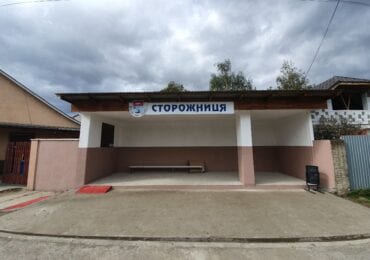 В селі Сторожниця місцевий житель відремонтував автобусну зупинку (ФОТО)
