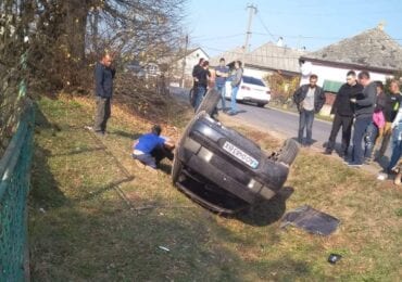 Чергове ДТП на Закарпатті: водій ВАЗ вилетів у кювет і зачепив перехожих (ФОТО)