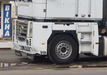 У Виноградові водієві, що запаркувався на переході, помалювали фуру (ФОТО)