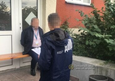 400 доларів за "допомогу" з документами: в Ужгороді на хабарі затримано посадовця ДМС