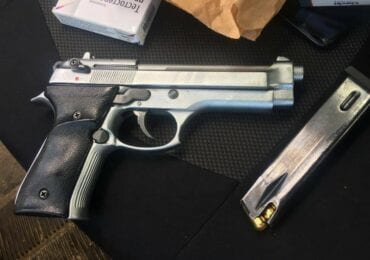 На КПП «Ужгород» службовий собака виявив у машині іноземця зброю