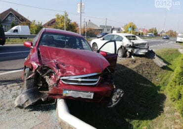 Заснув за кермом: на Ужгородщині водій "Chevrolet" влетів у припарковану "Subaru" (ФОТО)