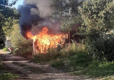 В Ужгороді горіла дерев'яна будівля: власника госпіталізовано (ФОТО)