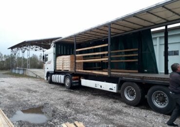 На КПП "Тиса" митники знайшли у вантажівці львів’янина подвійне днище з цигарками (ФОТО)