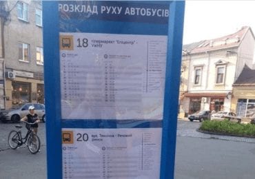 На ужгородських зупинках встановили 30 інформаційних панелей (ВІДЕО)