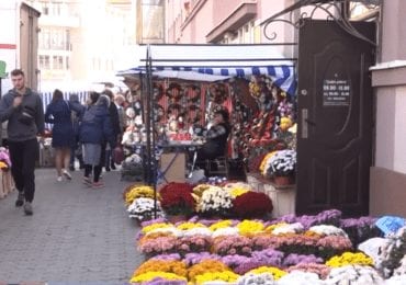 Вінки, квіти, лампадки і свічки, які середні ціни на ринках Ужгорода?